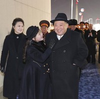 Terlepas dari peran Kim Ju Ae, kehadirannya juga menjadi perhatian di antara publik Korea Utara. Dilansir Radio Free Asia, penampilan Kim Ju Ae dengan baju-baju bagus menimbulkan kemarahan. Foto: Korean Central News Agency/Korea News Service via AP