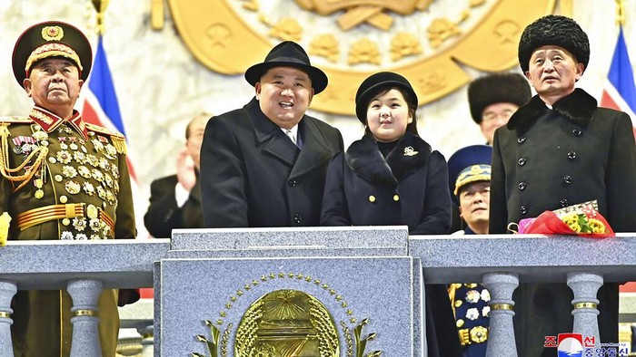 Kim Jong Un Ajak Putrinya Tengok Parade Militer Korea Utara In this photo provided by the North Korean government, North Korean leader Kim Jong Un, center left, with his daughter attends a military parade to mark the 75th founding anniversary of the Korean People’s Army on Kim Il Sung Square in Pyongyang, North Korea Wednesday, Feb. 8, 2023. Independent journalists were not given access to cover the event depicted in this image distributed by the North Korean government. The content of this image is as provided and cannot be independently verified. Korean language watermark on image as provided by source reads: