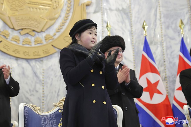 Keakraban Kim Jong Un dan Kim Ju Ae menarik perhatian para pakar yang menganalisa bahwa ada maksud di balik kebersamaan mereka. Banyak yang menilai jika anak sembilan tahun tersebut merupakan bagian dari propaganda untuk melembutkan imej sang diktaktor sebagai pecinta keluarga. Tak sedikit pula yang menilai jika Ju Ae tengah disiapkan untuk jadi pengganti ayahnya suatu hari nanti. Foto: Korean Central News Agency/Korea News Service via AP