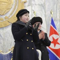 Keakraban Kim Jong Un dan Kim Ju Ae menarik perhatian para pakar yang menganalisa bahwa ada maksud di balik kebersamaan mereka. Banyak yang menilai jika anak sembilan tahun tersebut merupakan bagian dari propaganda untuk melembutkan imej sang diktaktor sebagai pecinta keluarga. Tak sedikit pula yang menilai jika Ju Ae tengah disiapkan untuk jadi pengganti ayahnya suatu hari nanti. Foto: Korean Central News Agency/Korea News Service via AP