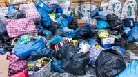 Tampak tumpukan barang bantuan yang dikumpulkan di titik pengumpulan dadakan di distrik Kreuzberg.