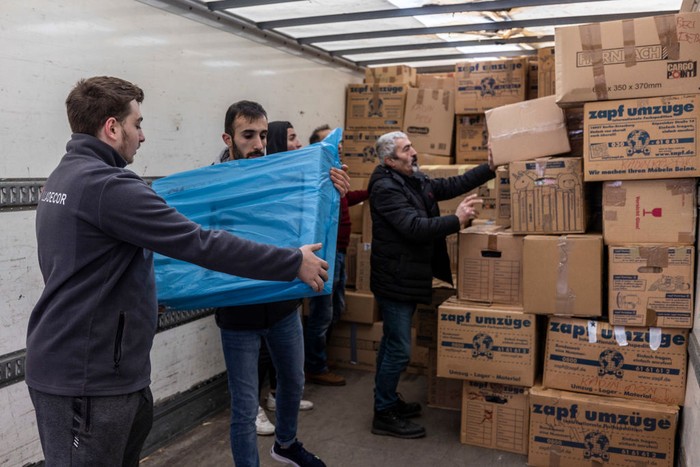 Komunitas lokal Turki di Berlin mengumpulkan sejumlah barang untuk membantu korban gempa. Barang tersebut seperti pakaian, obat-obatan, selimut, dll.