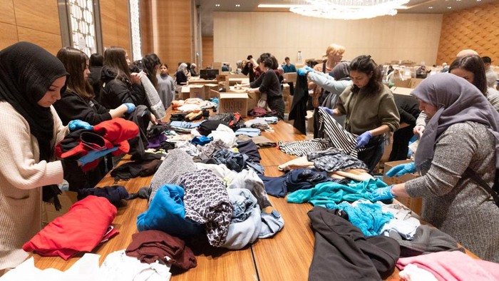 Komunitas lokal Turki di Berlin mengumpulkan sejumlah barang untuk membantu korban gempa. Barang tersebut seperti pakaian, obat-obatan, selimut, dll.