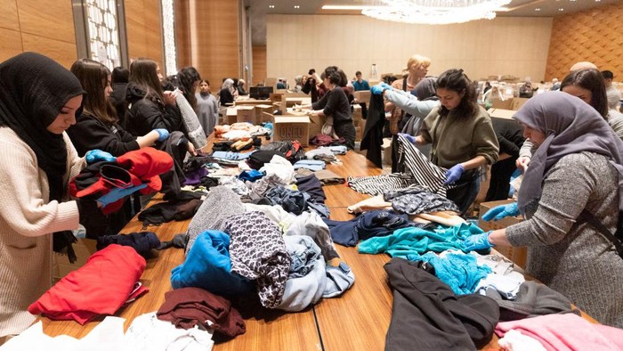Komunitas Turki di Berlin, Kirim Bantuan Untuk Korban Gempa Komunitas lokal Turki di Berlin mengumpulkan sejumlah barang untuk membantu korban gempa. Barang tersebut seperti pakaian, obat-obatan, selimut, dll.