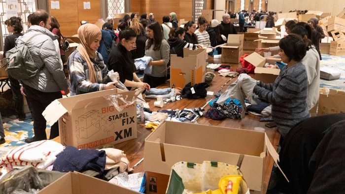 Komunitas Turki di Berlin, Kirim Bantuan Untuk Korban Gempa Komunitas lokal Turki di Berlin mengumpulkan sejumlah barang untuk membantu korban gempa. Barang tersebut seperti pakaian, obat-obatan, selimut, dll.