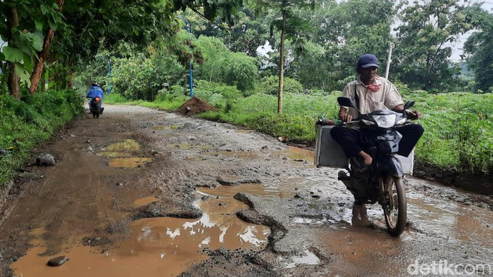 Kondisi jalan penghubung dua Desa Lahar dengan Sumbermulyo Kecamatan Tlogowungu rusak, Kamis (9/2/2023).