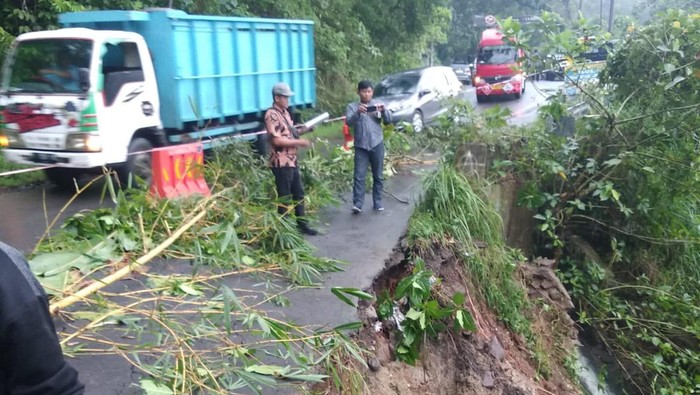 Kondisi longsor di jalur Simo-Klego di Boyolali, Kamis (9/2/2023).
