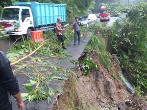 Hati-hati Lur! Jalan Simo-Klego di Boyolali Longsor