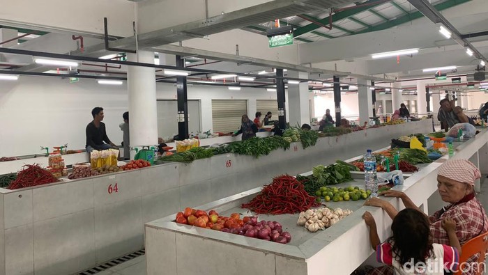 Kondisi Pasar Aksara di Medan yang sepi.