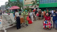 Pasien RSUD Jayapura dievakuasi di luar rumah sakit.