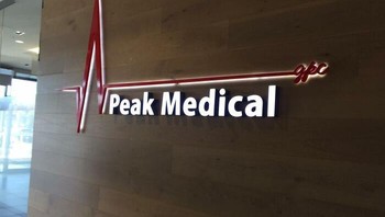 Logo ini cukup mengerikan untuk tempat medis. Garis lurus panjang bisa diartikan? Foto: Boredpanda