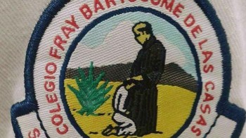 Logo sekolah ini niatnya lebih menggambarkan siswa yang diberkati oleh guru. Tapi melihatnya malah beda persepsi. Foto: Boredpanda