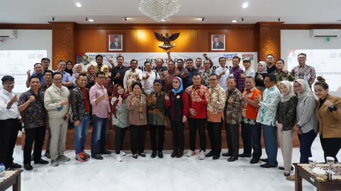 Mahupiki dan Unipa Gelar Sosialisasi KUHP Baru di Manokwari Masyarakat Hukum Pidana dan Kriminologi Indonesia (Mahupiki) bekerjasama dengan Universitas Negeri Papua (Unipa) menggelar acara sosialisasiΒ KUHPΒ baru di Hotel Swissbel Manokwari, Papua, Rabu (8/2). Acara ini dimaksudkan untuk menjelaskan kandungan legislasi tersebut kepada masyarakat luas.