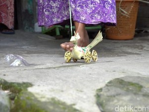 Melihat Kampung Jekikrek di Lamongan yang Eksis Produksi Mainan Tradisional