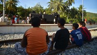 Lengking suling lokomotif menyibak pagi di Sawahlunto. Orang-orang di Kota Arang, kota yang berjarak 95 kilometer dari Kota Padang, Sumatera Barat itu segera tahu, Mak Itam bangun dari tidur. Di sebelah stasiun, Mak Itam, julukan Lokomotif Uap seri E 1060 itu, ia biasa tertidur panjang ditutup jeruji besi. Namun pada saat itu, sulingnya menjerit. Membelalakkan mata orang-orang sekaligus mengembalikan nuansa nostalgia zaman kolonial Belanda.