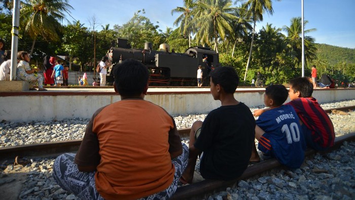 Lokomotif Uap seri E 1060 atau yng kerap disapa 'Mak itam' kini bangkit dari tidur panjang. Yuk, intip penampakan terkininya.
