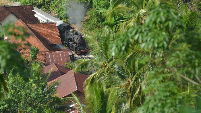 Lokomotif Uap seri E 1060 atau yng kerap disapa 'Mak itam' kini bangkit dari tidur panjang. Yuk, intip penampakan terkininya.