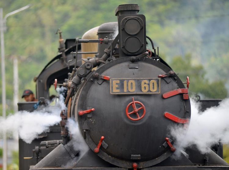 Potret Lokomotif Uap Mak Itam Bangun dari Tidur, Melintas di Kota Arang
