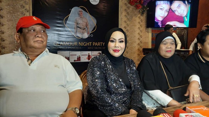 Mak Vera dan keluarga Olga Syahputra.