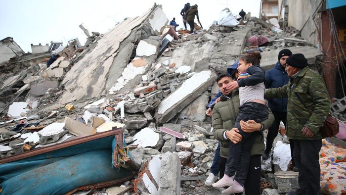 HATAY, TURKIYE - FEBRUARY 06: A child is being rescued under rubble after 7.7 magnitude earthquake hits Turkiyeâs southern provinces, in Iskenderun district of Hatay, Turkiye on February 06, 2023. Disaster and Emergency Management Authority (AFAD) of Turkiye said the 7.7 magnitude quake struck at 4.17 a.m. (0117GMT) and was centered in the Pazarcik district in Turkiyeâs southern province of Kahramanmaras. Gaziantep, Sanliurfa, Diyarbakir, Adana, Adiyaman, Malatya, Osmaniye, Hatay, and Kilis provinces are heavily affected by the quake. (Photo by Sezgin Pancar/Anadolu Agency via Getty Images)