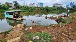 Masih Ada Lho Perahu Eretan di Pusat Jakarta