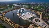 Masjid Raya Al Jabbar di Bandung menjadi sorotan karena arsitekturnya yang unik dan memukau. Masjid yang baru diresmikan akhir tahun 2022 tersebut menjadi salah satu lokasi favorit warga Kota Bandung untuk Ngabuburit. (Getty Images)