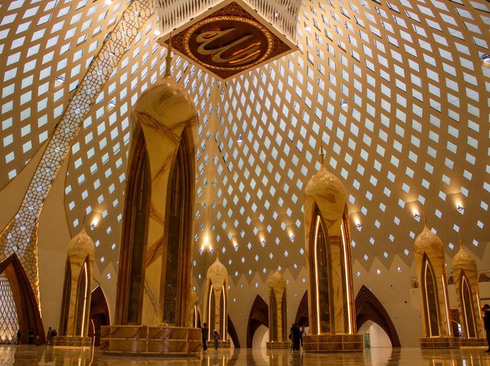 Lokasi Masjid Al Jabbar Bandung di mana? Masjid Raya Al Jabbar atau Masjid Gedebage ada di Jawa Barat. Masjid Terapung Al Jabbar diresmikan pada Desember 2022.