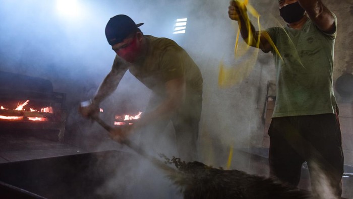 Sejumlah pekerja mencampur kuning telur ke biji robusta yang sudah dipanggang di UKM Adun Bubuk Kopi, Kabupaten Aceh Besar, Provinsi Aceh, Kamis (9/2/2023). Usaha pengolahan kopi tradisional di Aceh Besar tersebut mulai bangkit dari dampak pandemi COVID-19 setelah sebelumnya kebijakan pembatasan aktivitas masyarakat membuat bisnis pengolahan kopi turun sekitar 30-40 persen karena permintaan anjlok dan kini produksi rata-rata mencapai 400 kilogram per hari untuk memenuhi pasar di Aceh hingga Sumatera Barat. ANTARA FOTO/FB Anggoro/foc.