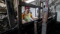 Industri sarung tenun rumahan ini sudah berkembang sejak tahun 1950-an. Awalnya, perajin yang ada di industri ini  berjumlah 40-50 perajin. Tapi, sekarang hanya tersisa enam perajin karena minimnya regenerasi.