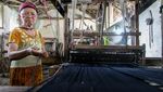 Minim Regenerasi, Industri Sarung Tenun di Malang Terancam Redup