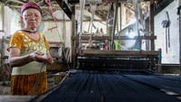 Perajin membuat sarung tenun dengan alat tenun bukan mesin (ATBM) di Turirejo, Lawang, Malang, Jawa Timur, Kamis (9/2/2023).