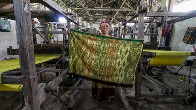 Minim Regenerasi, Industri Sarung Tenun di Malang Terancam Redup