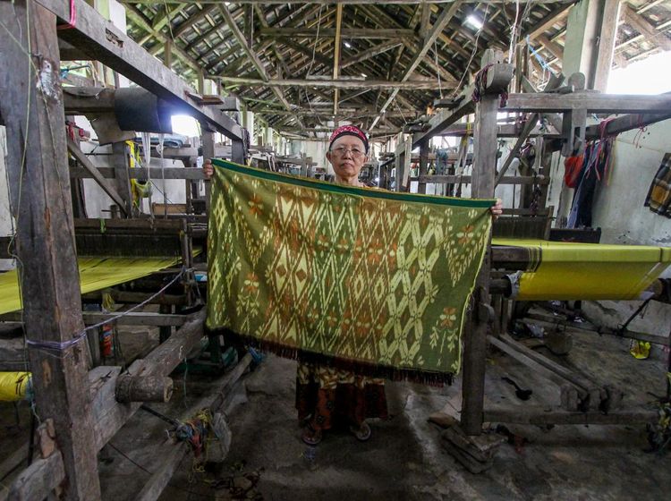 Minim Regenerasi, Industri Sarung Tenun di Malang Terancam Redup