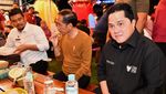 Momen Asyiknya Jokowi Makan Durian di Medan