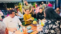 Presiden Joko Widodo melakukan kunjungan kerja di Sumatera Utara untuk menghadiri puncak peringatan Hari Pers Nasional 2023 serta meresmikan infrastruktur. Di sela-sela kegiatannya, Jokowi dan rombongan menyempatkan diri makan durian. 