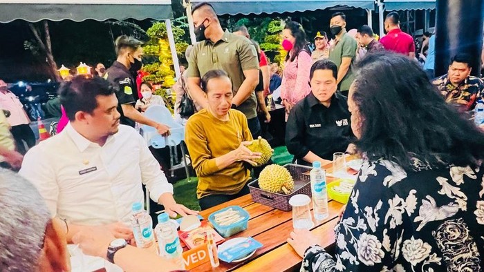 Momen Asyiknya Jokowi Makan Durian di Medan