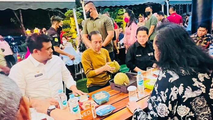 Momen Asyiknya Jokowi Makan Durian di Medan Momen Asyiknya Jokowi Makan Durian di Medan