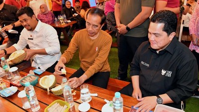 Momen Asyiknya Jokowi Makan Durian di Medan