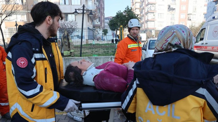 HATAY, TURKIYE - FEBRUARY 07: Hulya Yilmaz and her baby Ayse Vera are rescued under the rubble of a collapsed building after 29 hours of 7.7 and 7.6 magnitude earthquakes hit Hatay, Turkiye on February 7, 2023. Early Monday morning, a strong 7.7 earthquake, centered in the Pazarcik district, jolted Kahramanmaras and strongly shook several provinces, including Gaziantep, Sanliurfa, Diyarbakir, Adana, Adiyaman, Malatya, Osmaniye, Hatay, and Kilis. Later, at 13.24 p.m. (1024GMT), a 7.6 magnitude quake centered in Kahramanmaras' Elbistan district struck the region. Turkiye declared 7 days of national mourning after deadly earthquakes in southern provinces. (Photo by AytugCan Sencar/Anadolu Agency via Getty Images)