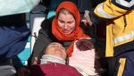 Momen Dramatis Evakuasi Ibu dan Bayi dari Reruntuhan Gempa Turki