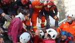 Momen Dramatis Evakuasi Ibu dan Bayi dari Reruntuhan Gempa Turki