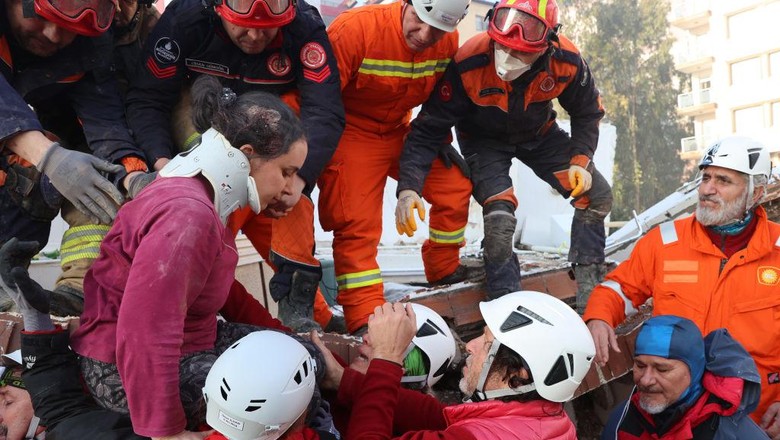 Momen Dramatis Evakuasi Ibu dan Bayi dari Reruntuhan Gempa Turki HATAY, TURKIYE - FEBRUARY 07: Hulya Yilmaz and her baby Ayse Vera are rescued under the rubble of a collapsed building after 29 hours of 7.7 and 7.6 magnitude earthquakes hit Hatay, Turkiye on February 7, 2023. Early Monday morning, a strong 7.7 earthquake, centered in the Pazarcik district, jolted Kahramanmaras and strongly shook several provinces, including Gaziantep, Sanliurfa, Diyarbakir, Adana, Adiyaman, Malatya, Osmaniye, Hatay, and Kilis. Later, at 13.24 p.m. (1024GMT), a 7.6 magnitude quake centered in Kahramanmaras Elbistan district struck the region. Turkiye declared 7 days of national mourning after deadly earthquakes in southern provinces. (Photo by AytugCan Sencar/Anadolu Agency via Getty Images)