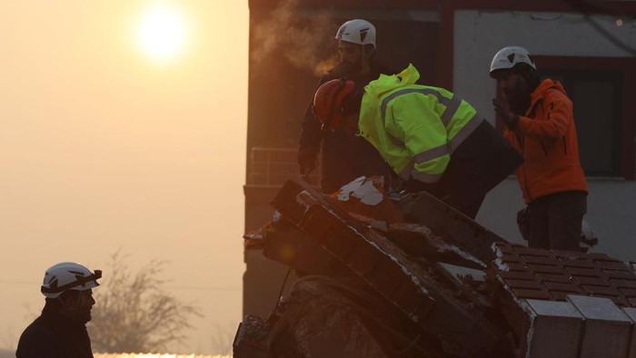 Momen Dramatis Evakuasi Ibu dan Bayi dari Reruntuhan Gempa Turki HATAY, TURKIYE - FEBRUARY 07: Hulya Yilmaz and her baby Ayse Vera are rescued under the rubble of a collapsed building after 29 hours of 7.7 and 7.6 magnitude earthquakes hit Hatay, Turkiye on February 7, 2023. Early Monday morning, a strong 7.7 earthquake, centered in the Pazarcik district, jolted Kahramanmaras and strongly shook several provinces, including Gaziantep, Sanliurfa, Diyarbakir, Adana, Adiyaman, Malatya, Osmaniye, Hatay, and Kilis. Later, at 13.24 p.m. (1024GMT), a 7.6 magnitude quake centered in Kahramanmaras' Elbistan district struck the region. Turkiye declared 7 days of national mourning after deadly earthquakes in southern provinces. (Photo by AytugCan Sencar/Anadolu Agency via Getty Images)