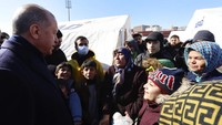 Erdogan juga mengungkapkan kondisi cuaca turut menambah tingkat kehancuran yang disebabkan gempa. Turkish Presidency/AP Photo  