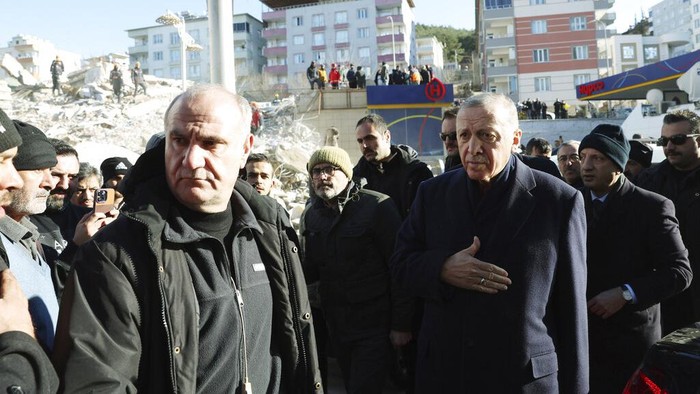 Momen Presiden Erdogan Temui Korban Gempa Turki Turkey's President Recep Tayyip Erdogan visits the city center destroyed by Monday earthquake in Kahramanmaras, southern Turkey, Wednesday, Feb. 8, 2023. Thinly stretched rescue teams worked through the night in Turkey and Syria, pulling more bodies from the rubble of thousands of buildings toppled by a catastrophic earthquake. The death toll rose Wednesday to more than 9,500, making the quake the deadliest in more than a decade. (Turkish Presidency via AP )