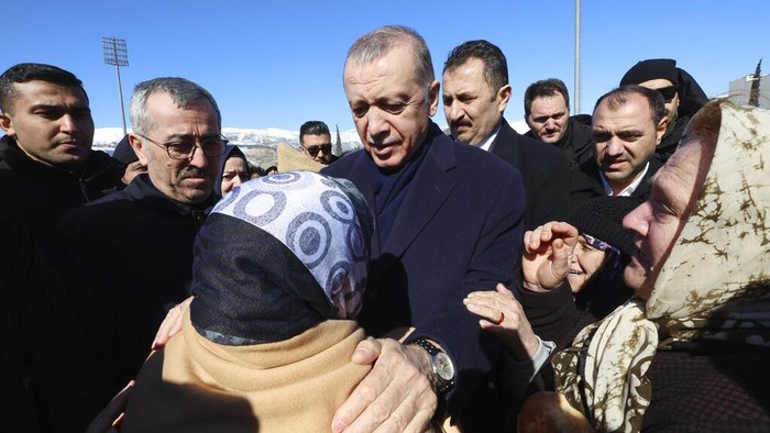Turkeys President Recep Tayyip Erdogan visits the city center destroyed by Monday earthquake in Kahramanmaras, southern Turkey, Wednesday, Feb. 8, 2023. Thinly stretched rescue teams worked through the night in Turkey and Syria, pulling more bodies from the rubble of thousands of buildings toppled by a catastrophic earthquake. The death toll rose Wednesday to more than 9,500, making the quake the deadliest in more than a decade. (Turkish Presidency via AP )