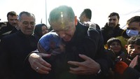 Namun, Erdogan memastikan memerintahkan pihak berwenang dan tim SAR melanjutkan evakuasi hingga menyalurkan bantuan kepada korban semaksimal mungkin. Hingga kini, sekitar 21.200 personel, termasuk tentara dan polisi, tengah melakukan upaya pencarian korban dan membantu hal lain di Hatay. Turkish Presidency/AP Photo