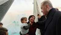 Erdogan mengunjungi tenda-tenda pengungsian di lokasi terdampak gempa. Turkish Presidency/Anadolu Agency/Getty Images  