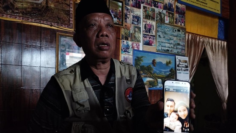 Muhammad Sukarmin saat menunjukkan foto keluarga Nia Marlinda di kediamannya, Jalan Nangka Permai II Gang Drupadi nomor 4, Denpasar, Kamis (9/2/2023) WNI asal Bali yang menjadi korban jiwa akibat gempa Turki akan dimakamkan di Kahramanmaras, pada hari ini, Kamis (9/2/2023).