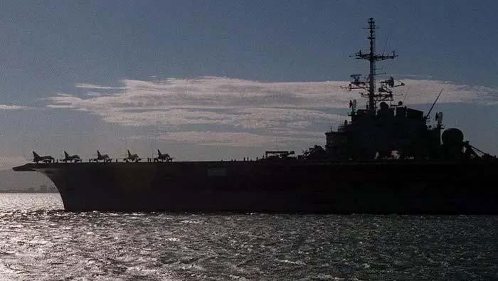 Brasil baru saja menenggelamkan kapal perang terbesarnya ke Samudera Atlantik setelah gagal menjualnya untuk besi tua. Kapal itu cukup besar untuk membawa 39 pesawat di dalamnya.